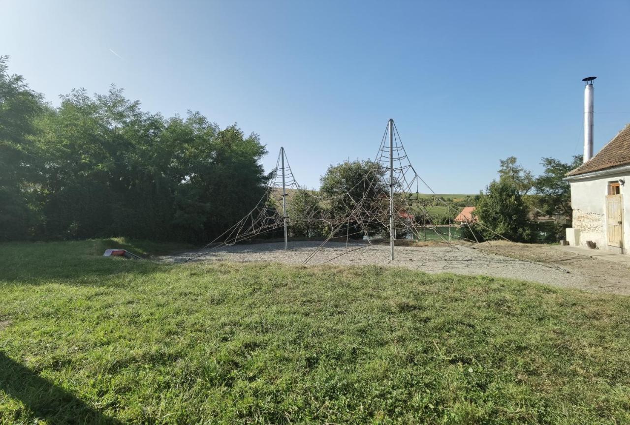 Kinderuni Bekokten Barcut Exteriér fotografie