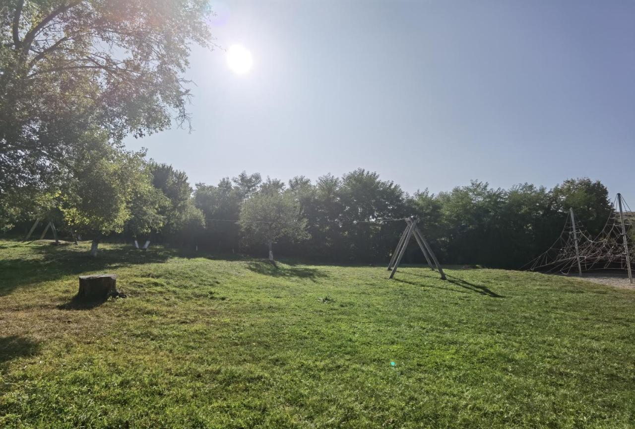 Kinderuni Bekokten Barcut Exteriér fotografie
